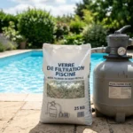 Sac de verre pour filtre de piscine dans un jardin ensoleillé à côté de l'appareil
