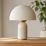 Lampe de table design au style minimaliste sur support en bois pour illustrer notre avis Lasora lumière.