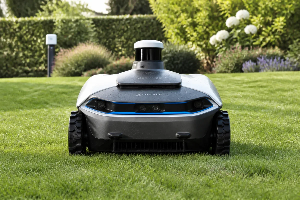 Robot tondeuse Mammotion autonome avec antenne RTK dans un jardin français soigneusement entretenu, illustrant notre avis 2026