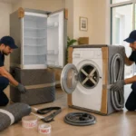 Déménageurs préparant un réfrigérateur et un lave-linge pour organiser un déménagement de maison sans stress